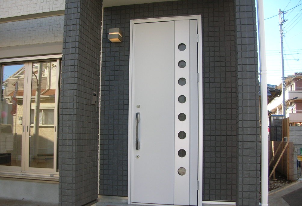 玄関ドア | スキップフロアを採用したモダンなデザインの家 | TKプランニング